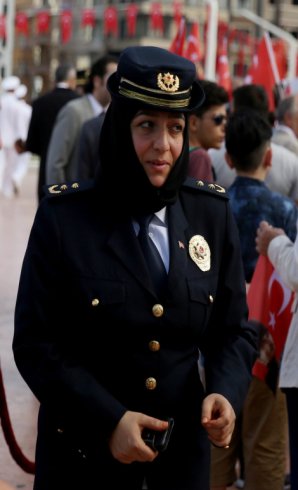 Kadın polis 30 Ağustos törenine başörtüsü ile katıldı