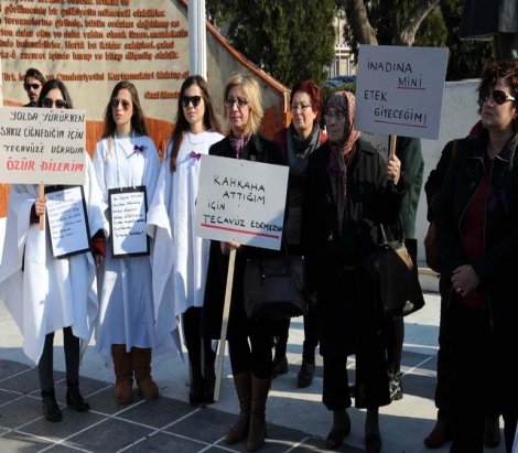 Kadına şiddete ve tecavüzlere kefenli protesto