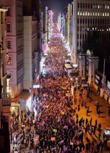 Kadınlar ''Feminist Gece Yürüyüşü'' için Taksim'de