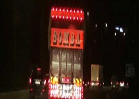 Kasasında 'bomba' yazan kamyon paniğe neden oldu