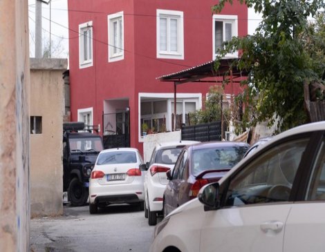 Mahalleli ihbarda bulundu, altından Özel Harekat çıktı!