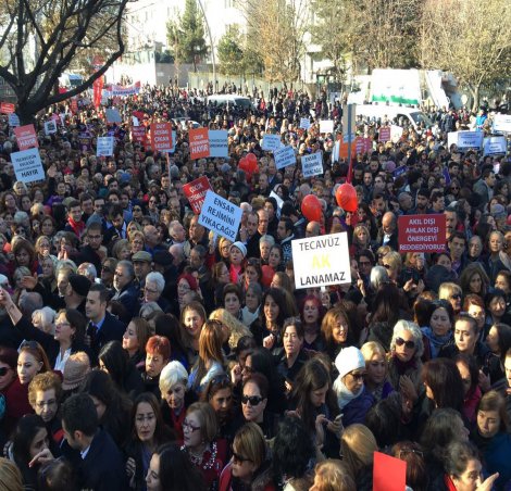 Meclis önünde protesto: Cinsel istismar önergesini iptal edin
