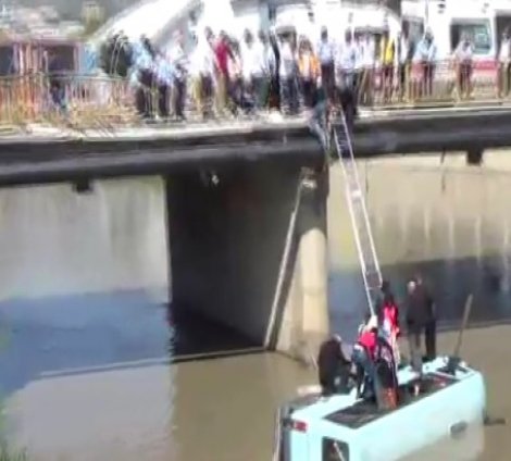 Minibüs köprüden ırmağa uçtu: 14 yaralı
