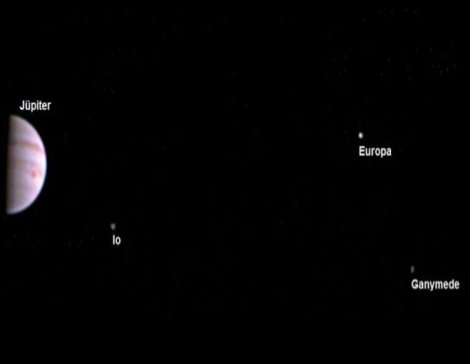 NASA'nın uzay aracı Juno Jüpiter'den ilk fotoğrafını yolladı