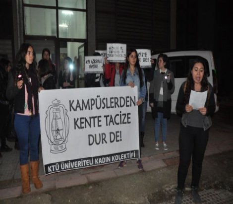 Öğrencilerden el fenerli karanlık protestosu