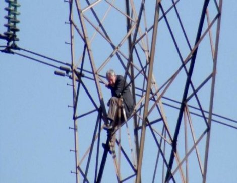 Parasını alamayınca elektrik direğine çıktı