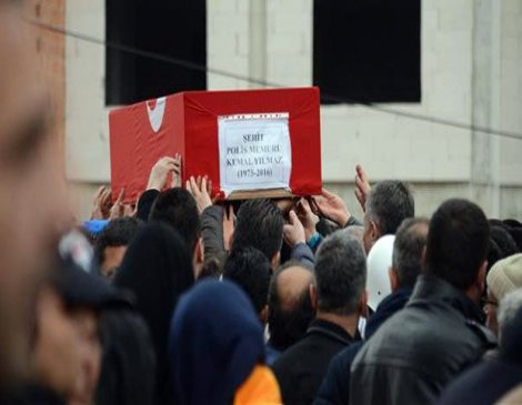Şehit polis Yılmaz’ı son yolculuğuna 10 bin kişi uğurlandı