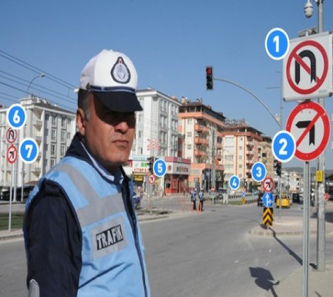 Sola dönüşün yasaklandığı kavşakta zabıta nöbet tutuyor