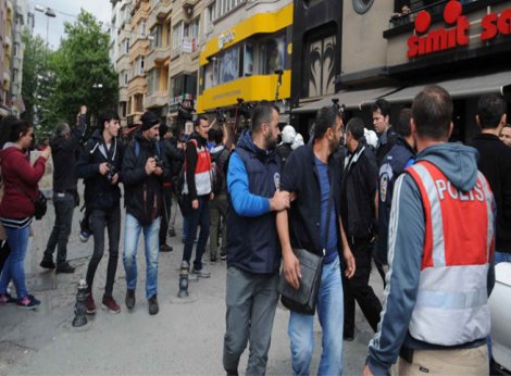 Taksim'de kafeterya önünde gerginlik
