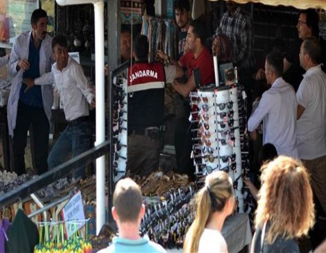 Tesis sahipleriyle turistler arasında sopalı kavga