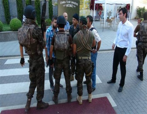 Üniversitede polis polise ateş açtı!