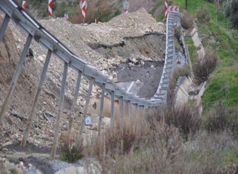 Yoldaki çökme sürücüleri tedirgin ediyor!