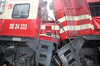 Akhisar'da iki yük treni kafa kafaya çarpıştı