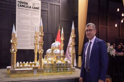 AKP'li başkan, som altından Çamlıca Camii'nin maketini yaptırdı