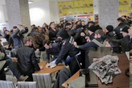 Anadolu Üniversitesi'nde Cumhuriyet okuyan öğrencilere saldırı