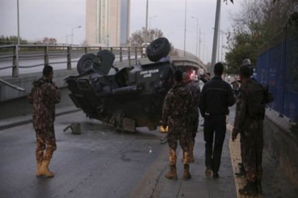 Ankara Altındağ'da zırhlı polis aracı üst geçitten düştü