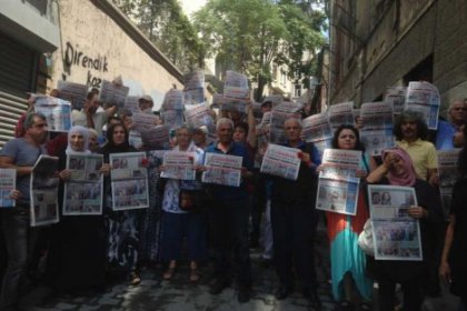 Aslı Erdoğan'ın tutuklanmasına Özgür Gündem önünde protesto