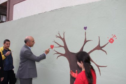 Başkan Kerimoğlu, engelli çocuklarla duvara resim yaptı