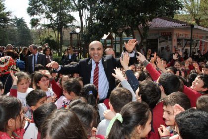 Başkan Kerimoğlu, oyun salonunu çocuklarla açtı