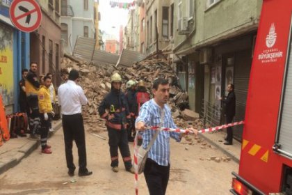 Beyoğlu'nda metruk bina çöktü!