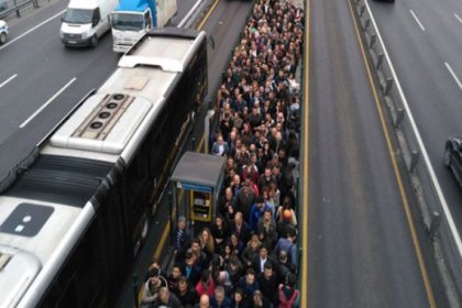 Burası da Merter metrobüs durağı... Üst geçit kuyruğu bitmiyor