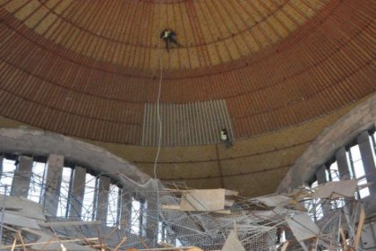 Camii inşaatında iskele çöktü, işçilerden biri tavanda asılı kaldı