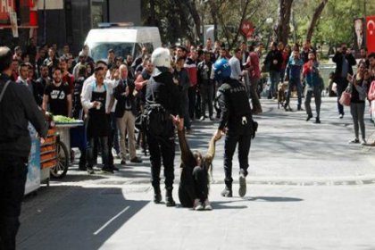 Çarşı iznindeki askerler liselilerin standını bastı!