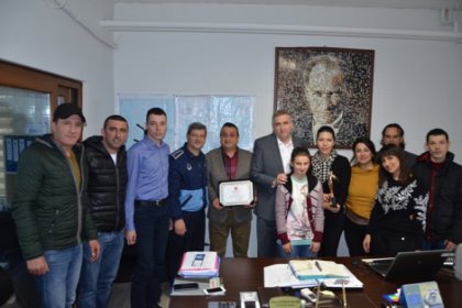 CHP'li Çatalça Belediye başkanı Kara, Çevre ödülünü personeliyle paylaştı