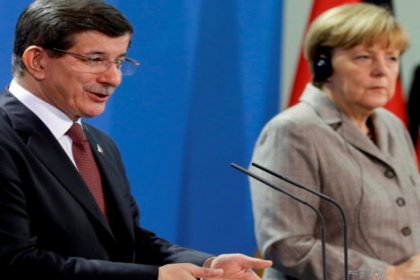 Davutoğlu ile Merkel telefonda görüştü