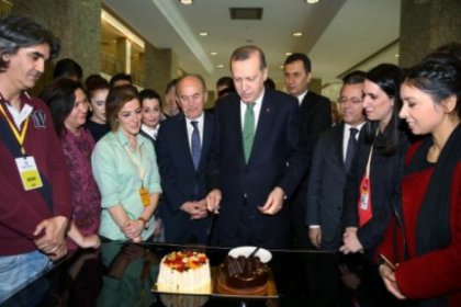 Erdoğan doğum günü pastasını kesti