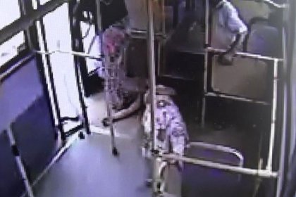 Eşek arılarının saldırısına uğradı, halk otobüsüyle hastaneye yetiştirildi