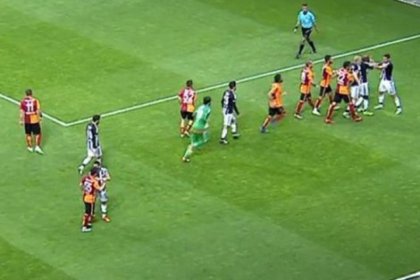 Galatasaray-Beşiktaş derbisinde ortalık karıştı!