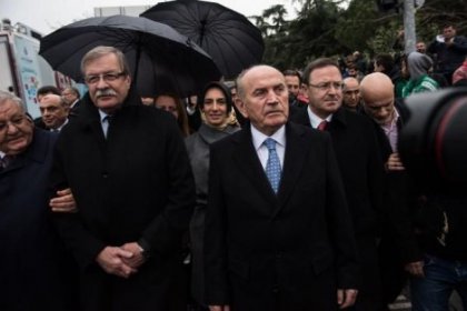 İBB'nin AKP'li ve CHP'li meclis üyeleri patlama yerine karanfil bıraktı