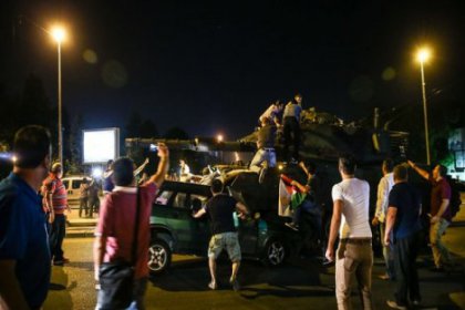İstanbul ve Sakarya'da sokağa çıkanlara ateş açıldı