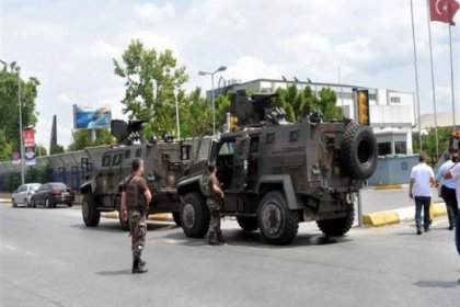 İstanbul'da kışla önünde hareketli dakikalar
