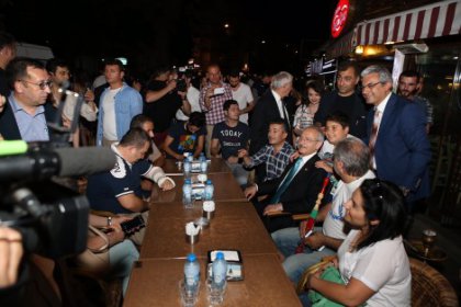 Kılıçdaroğlu, akşam kahvesini Karşıyakalılarla içti