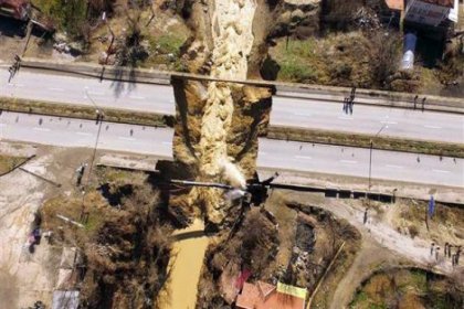 Köprü çöktü, yol ikiye ayrıldı