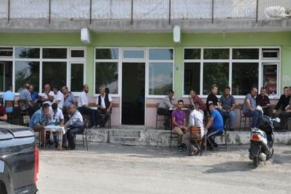 Köy meydanında 3 kişiyi öldürdü