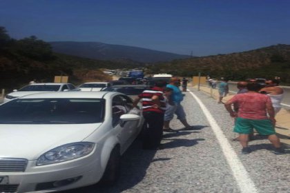 Köylüler yolları kapattı Bodrum'a gidilemiyor