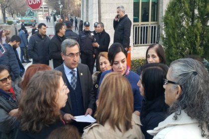 Mecliste 'tecavüze hayır' tişörtü gerginliği