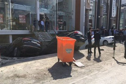 Merter'de yol çöktü: Araçlar göçüğe düştü