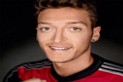 Mesut Özil ırkçı siyasetçilerin hedefinde