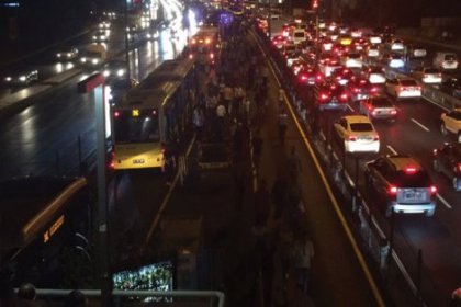 Metrobüs yolunda kaza! Trafik yoğun