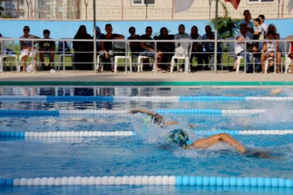 Mezitli'de yüzme kursu yarışmayla sona erdi