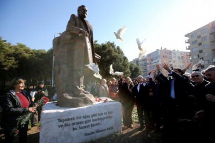 Nazım Hikmet Karşıyaka’da şiirlerle anıldı