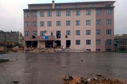 Nusaybin'de PKK'lılar okulu yıkmaya çalıştı