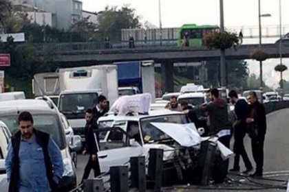 Otomobil, metrobüs bariyerine çarptı