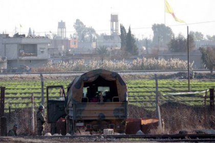 PYD'den Akçakale sınırına YPG bayrağı