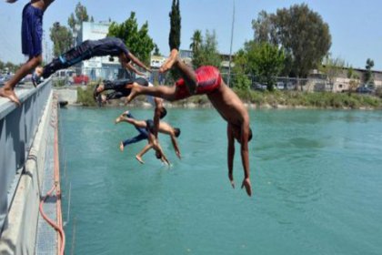 Serinlemek için sulama kanallarında yüzenler... Dikkat!