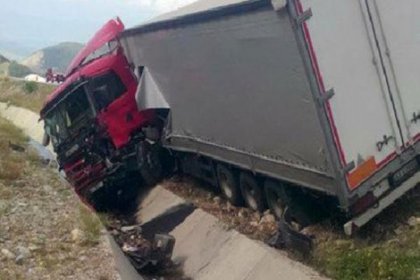 Sinop'ta TIR otomobil ile çarpıştı: 5 ölü, 1 yaralı